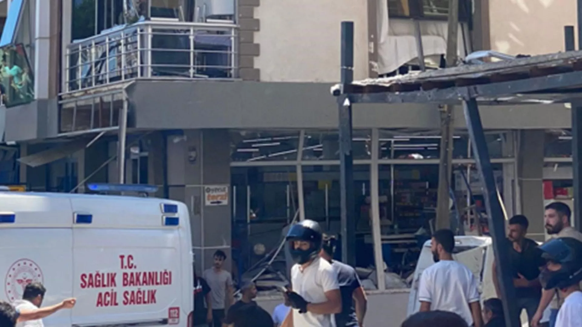İzmir'deki bir restoranda sanayi tipi tüp patladı: 4 ölü, çok sayıda yaralı