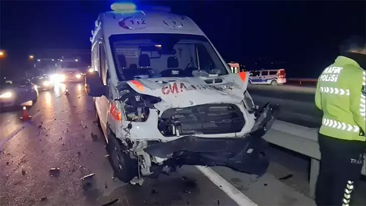 Kırıkkale’de ambulans ve iki otomobil çarpıştı; 1 ölü, 5 yaralı