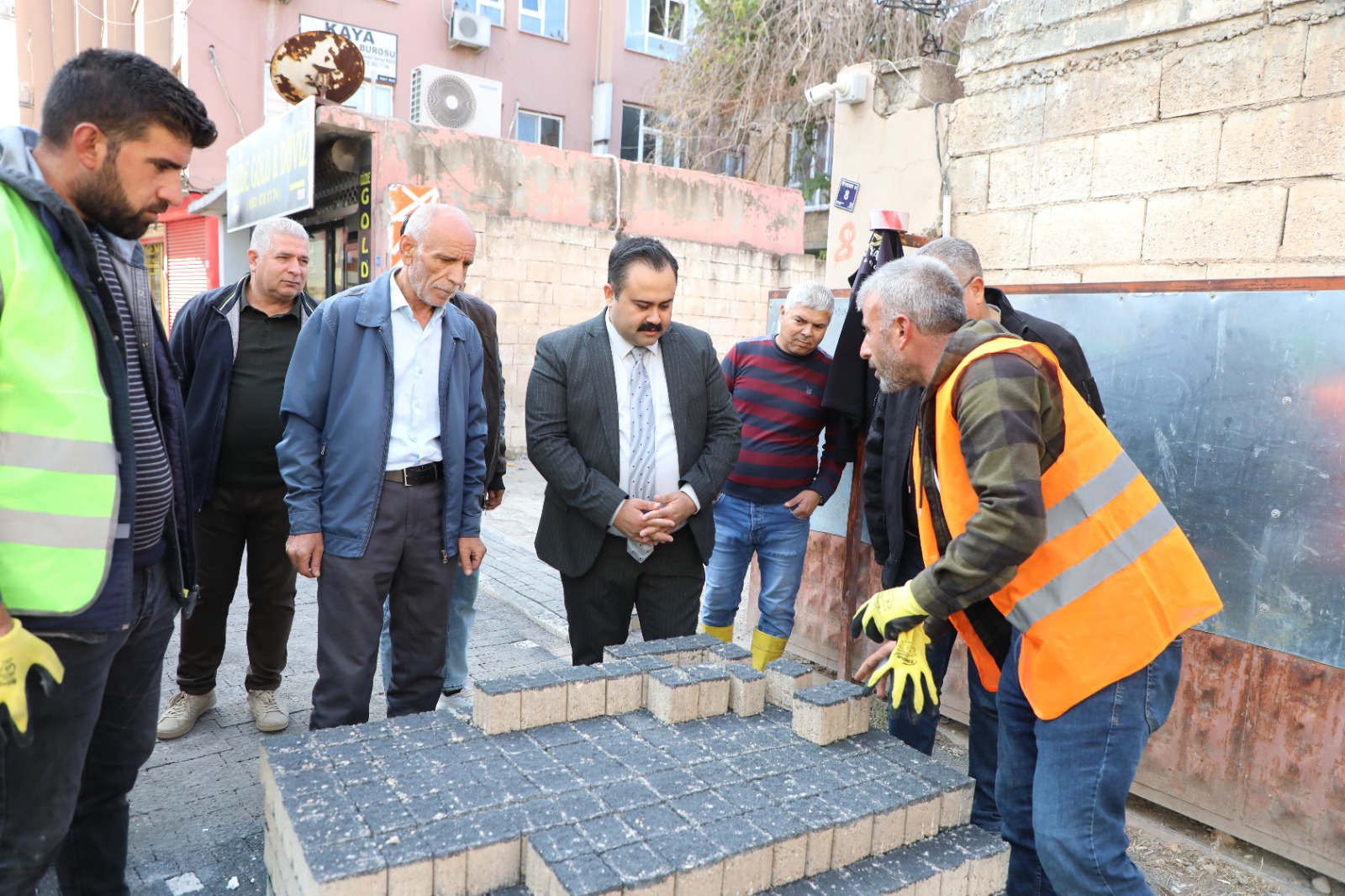 VİRANŞEHİR CADDELERİ RENKLİ BEGONİT TAŞLARLA GÜZELLEŞİYOR