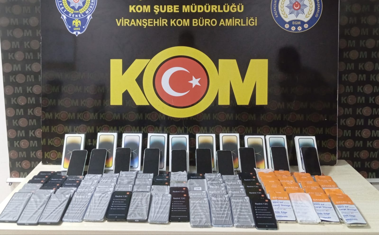 Viranşehir'de yapılan aramada 121 kaçak telefon ele geçirildi