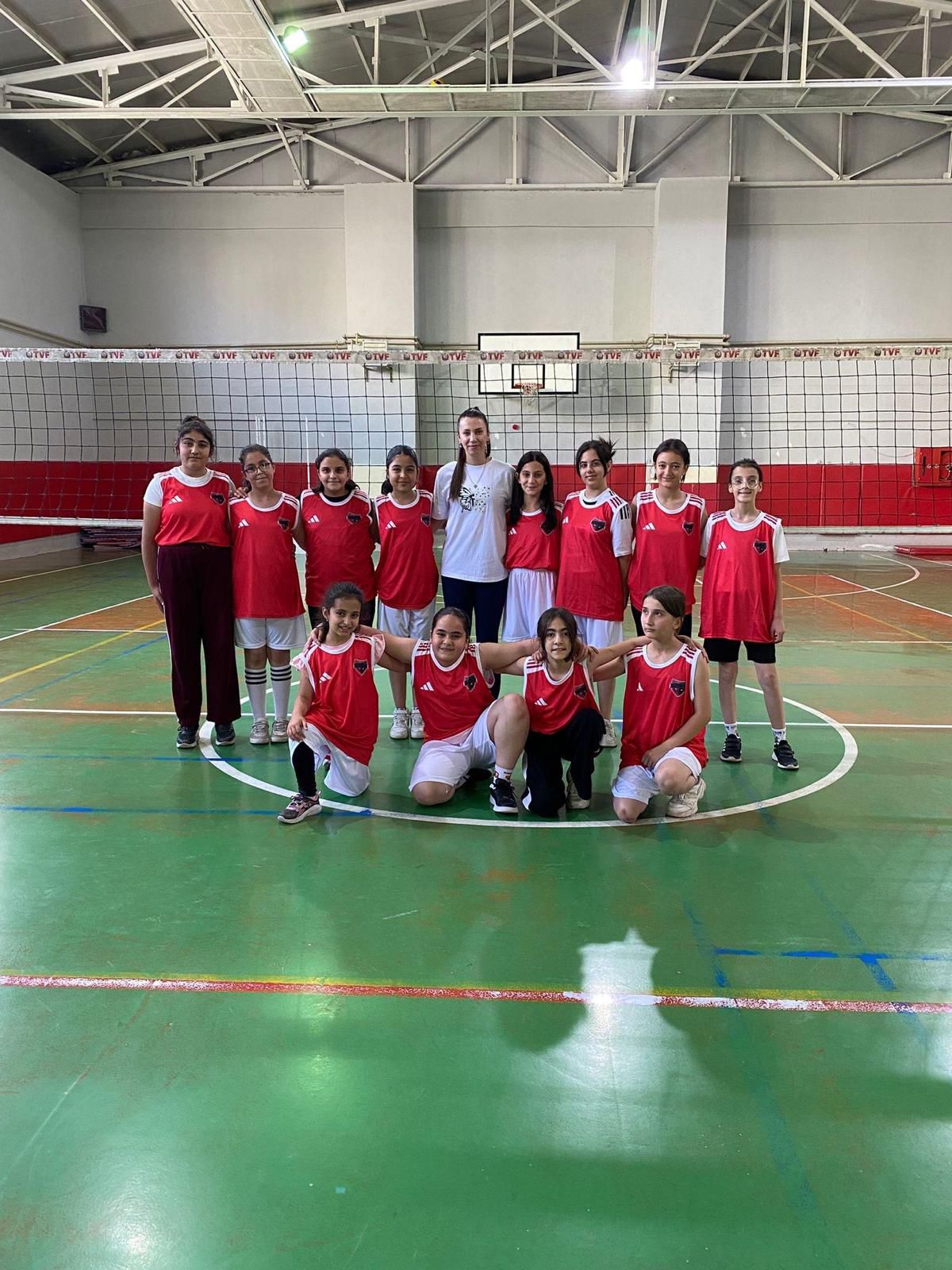 VAN BÜYÜKŞEHİR BELEDİYESPOR GELECEĞİN VOLEYBOLCULARINI YETİŞTİRİYOR
