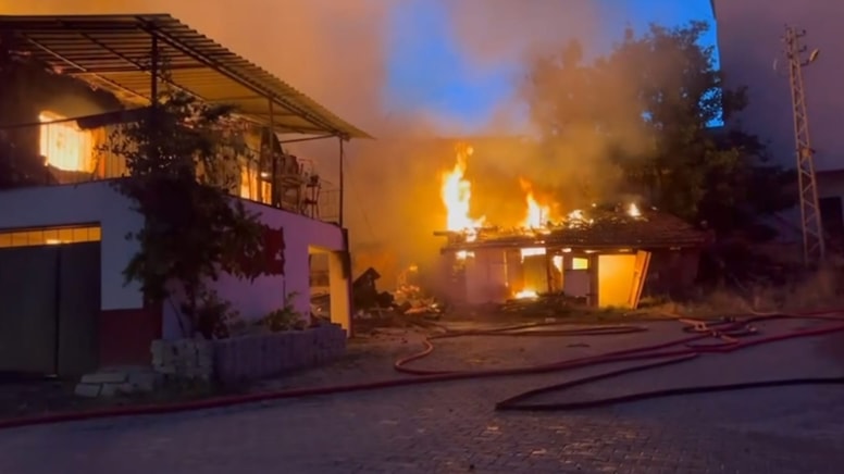 Ankara'da yangın: 3 ev alevlere teslim oldu