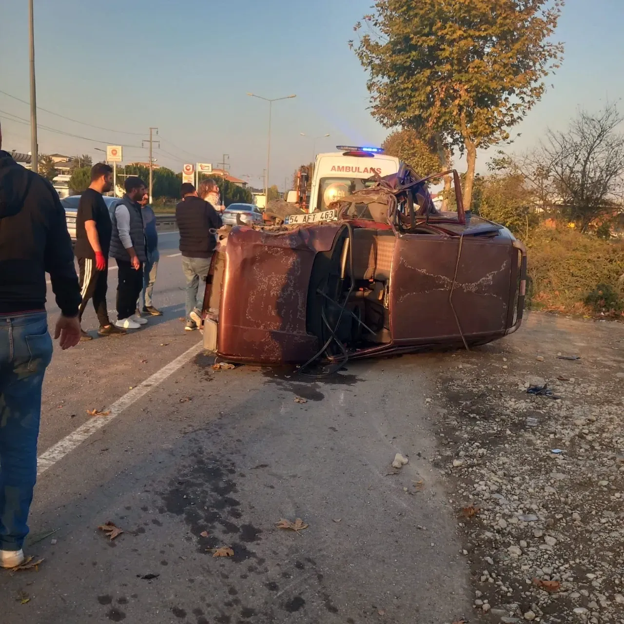 Sakarya’da Feci Kaza Ağaçlara Çarpan Otomobil Kağıt Gibi Ezildi, 3 Yaralı