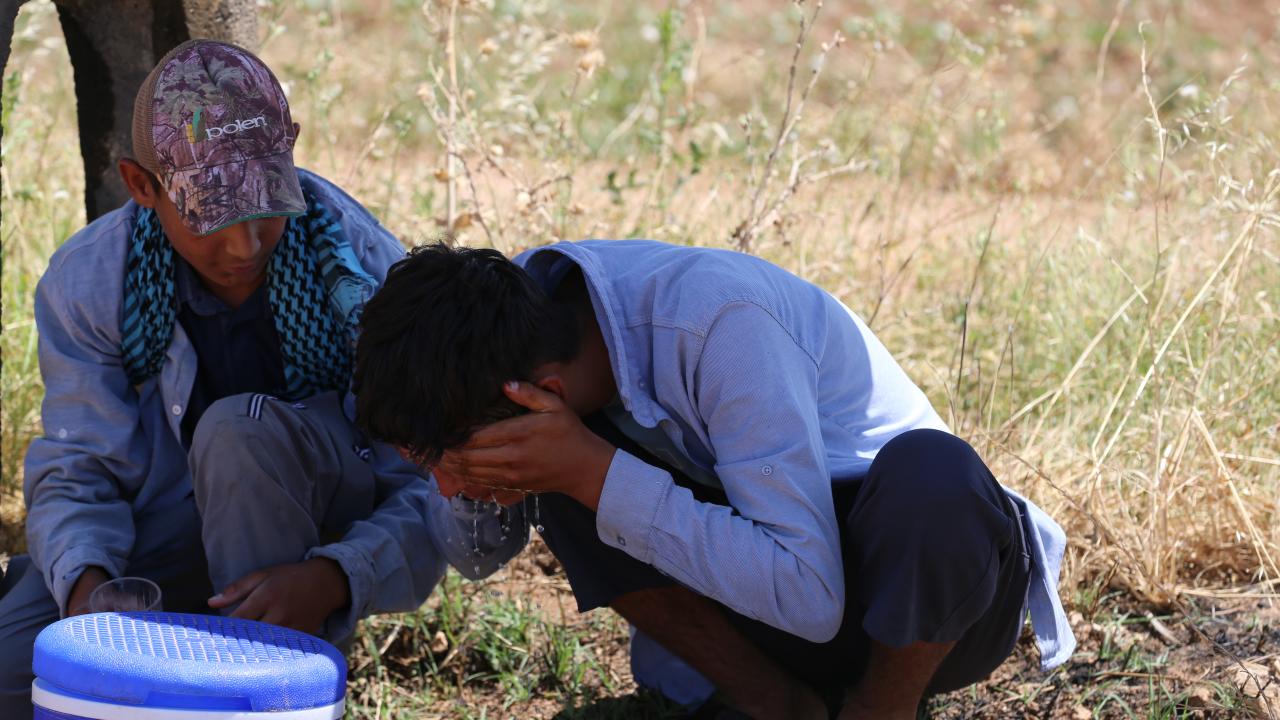 Sıcaklık 50 dereceye yaklaştı: Şanlıurfa'da çalışanlar zorlu mesaide