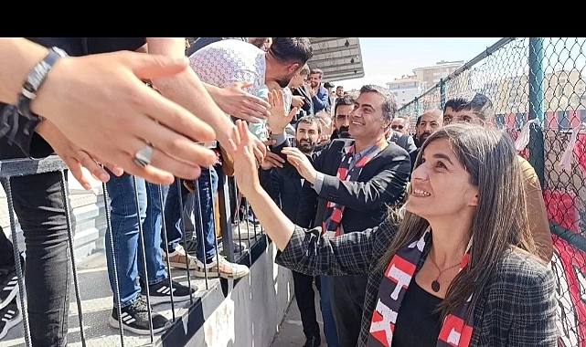 Van Büyükşehir Eşbaşkanları Vanspor maçında çiçeklerle karşılandılar