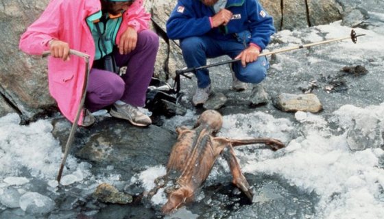 Ötzi adı verilen ve 5.300 yıldan fazla bir süredir buzla kaplı olan, oldukça iyi korunmuş bir mumya olduğu ortaya çıktı. 