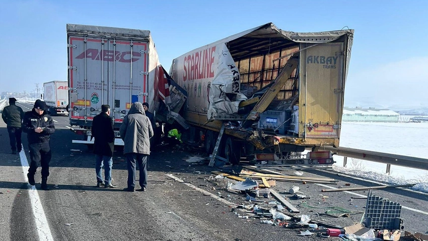 Erzurum'da 2 tırın karıştığı kaza: 1 sürücü öldü