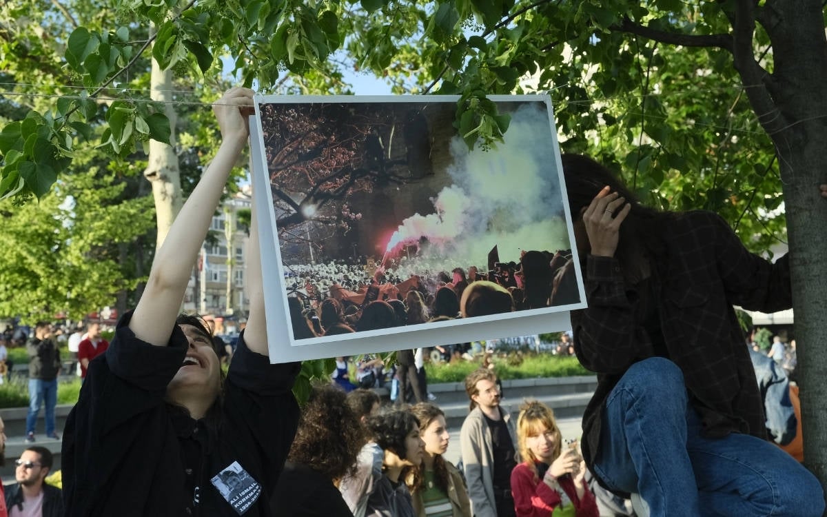 ‘12 Barikat’ sergisine polis engeli: 17 eser gözaltında
