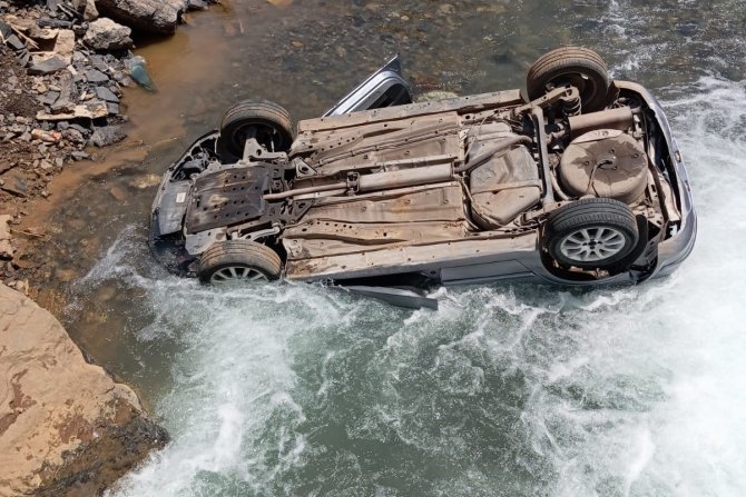 HAKKARİDE 3 ÖĞRETMEN OTOMOBİLLE KÖPRÜDEN  DEREYE DÜŞTÜLER 