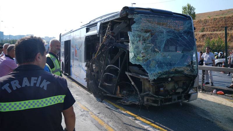 Küçükçekmece'de metrobüsler çarpıştı; ölü ve yaralılar var | İkisi metrobüs şoförü 4 kişi gözaltına alındı