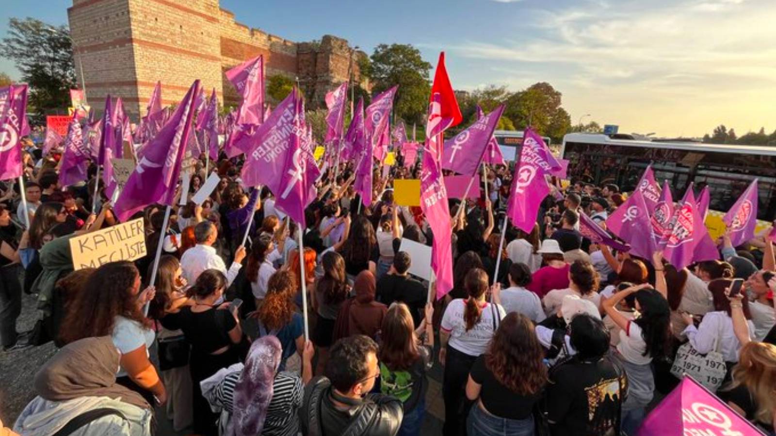 Kadınlardan vahşice katledilen Ayşenur Halil ve İkbal Uzuner için tarihi surlarda eylem: Seyretme, yasayı uygula AKP!