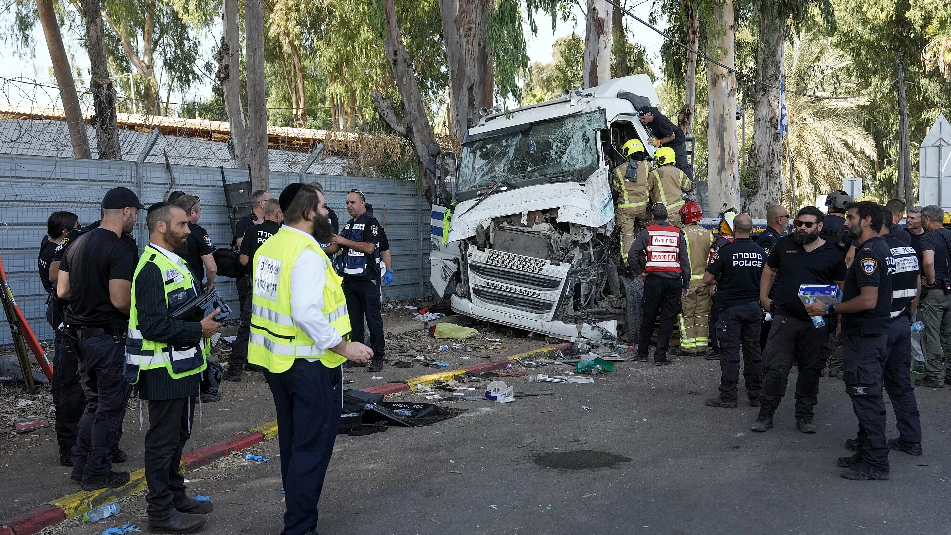 Tel Aviv'de Mossad karargahı yakınlarında kamyonlu saldırı: Onlarca yaralı