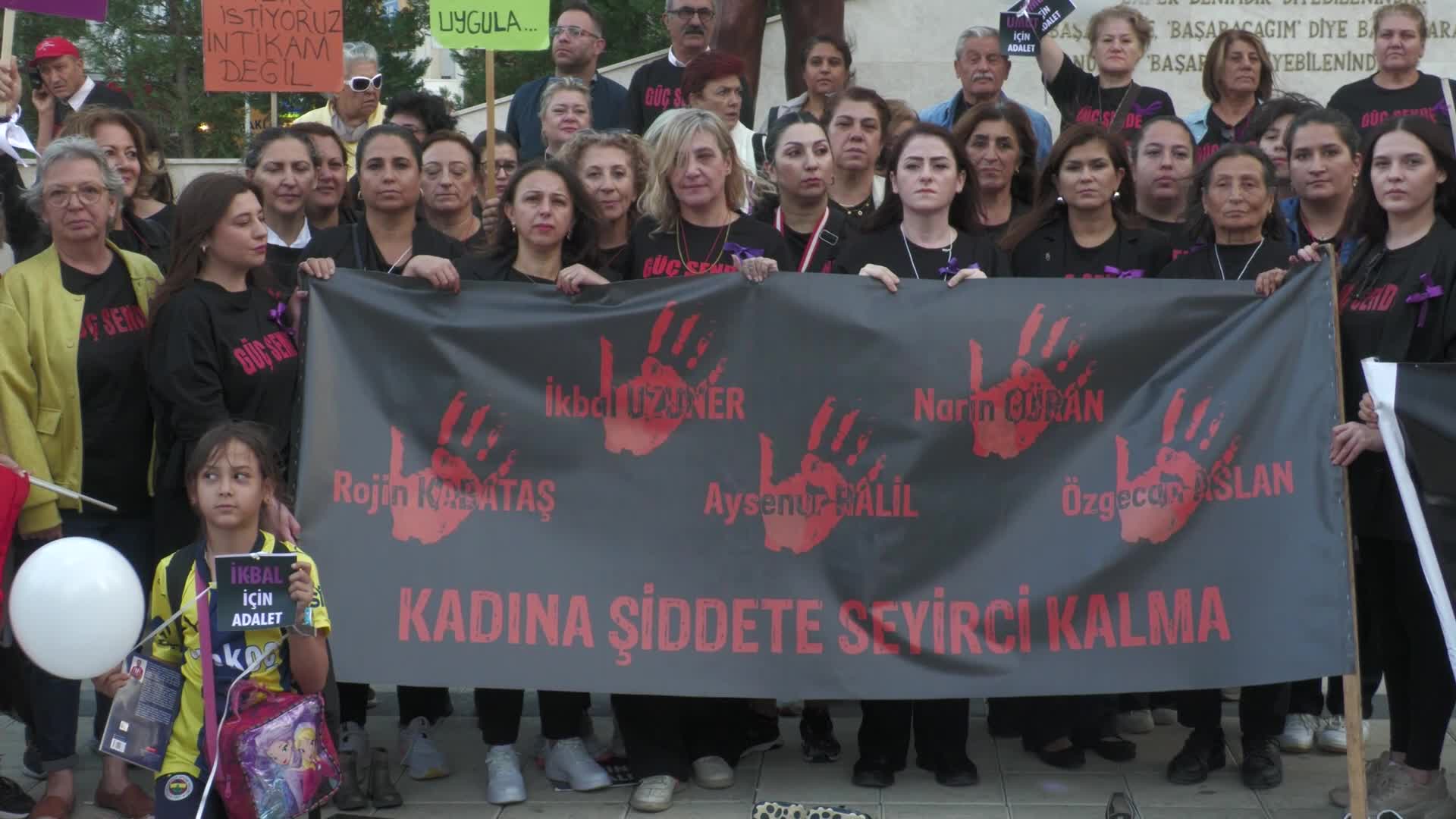 İzmir'de, ‘Kırık Saçlı Kadınlar Özgürlüğe Yürüyor’ eylemleri 3. gününde devam etti