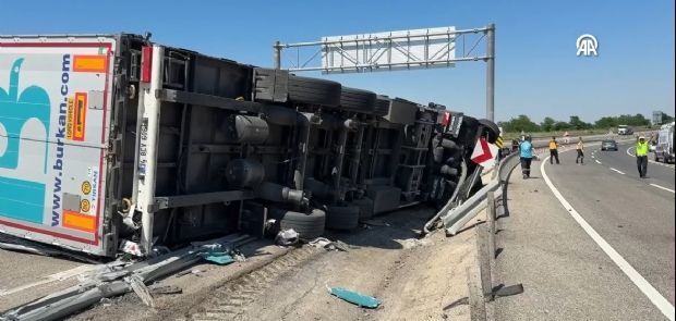 DEVRİLEN TIRIN SÜRÜCÜSÜ YARALANDI