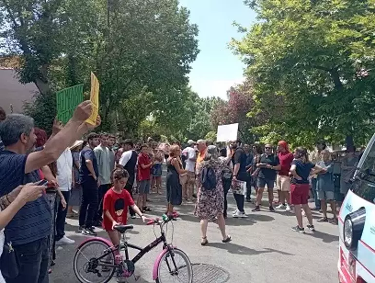 Adalar'da polis ile vatandaşlar arasında minibüs arbedesi