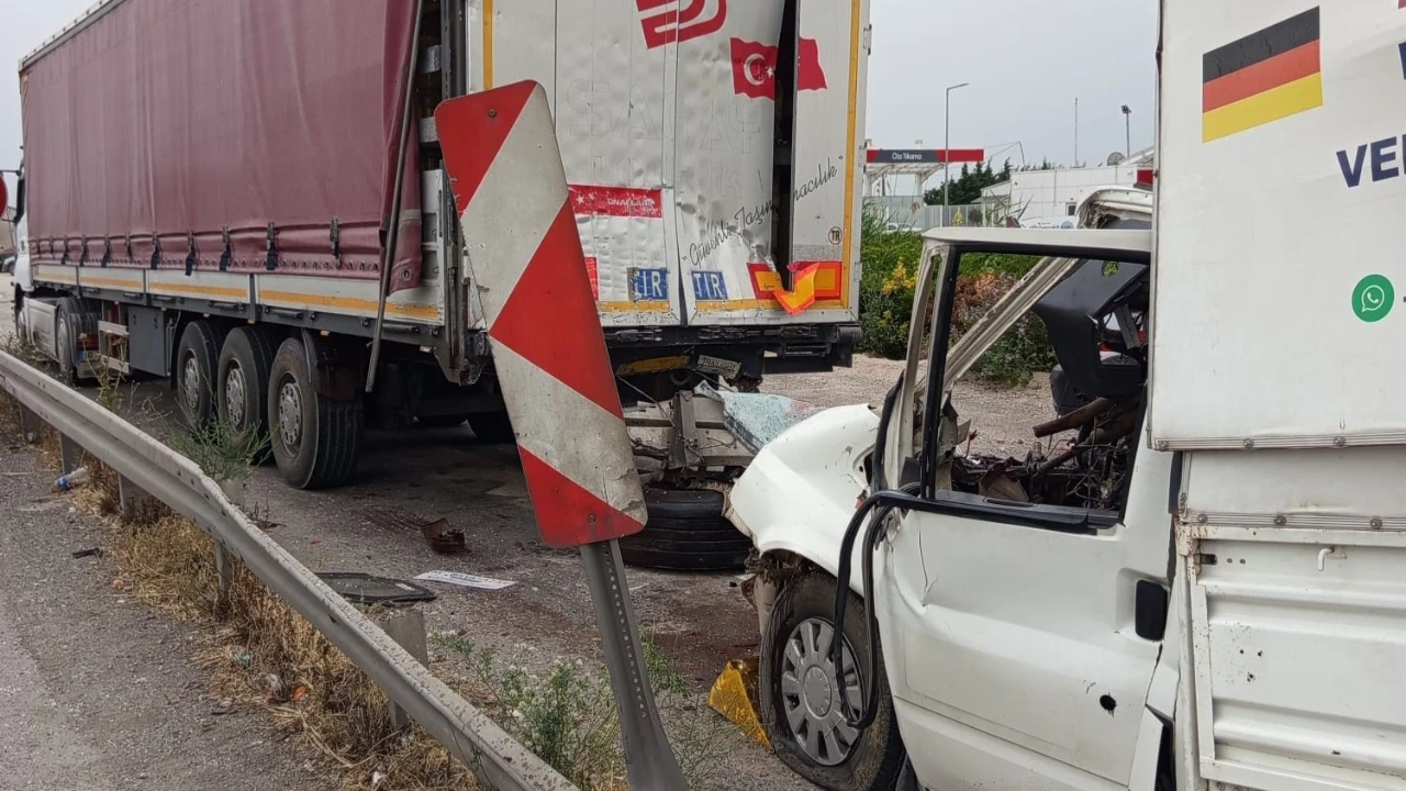Bursa’da Feci Kaza: 2 Kişi Hayatını Kaybetti, Kaza Anı Kameralara Yansıdı