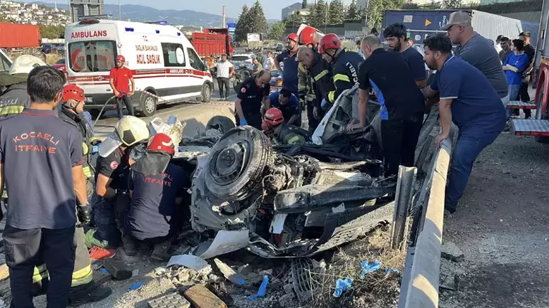 Kocaeli’de iki otomobil ve TIR çarpıştı; 5 ölü, 1 yaralı