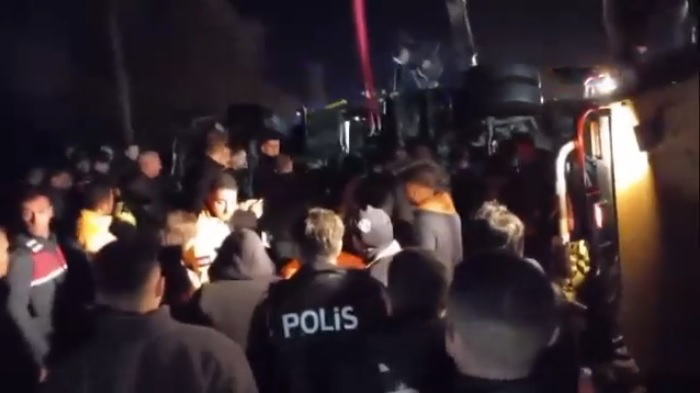 TIR kaza yapan araca çarptı. 1 polis memuru şehit oldu