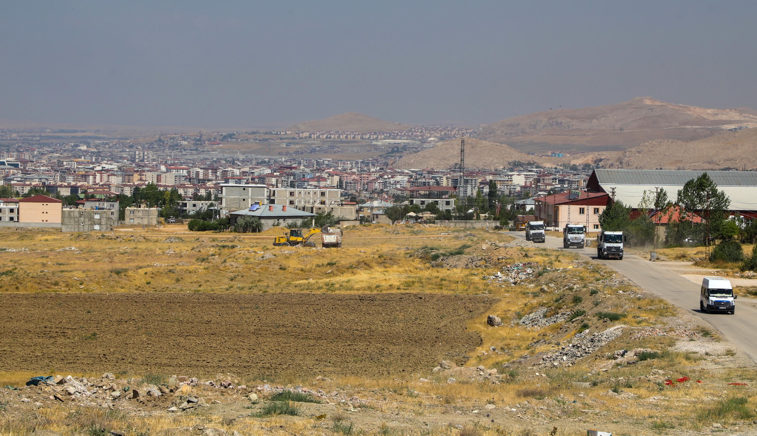 Büyükşehir Belediyesi’nden kent genelinde hafriyat temizliği