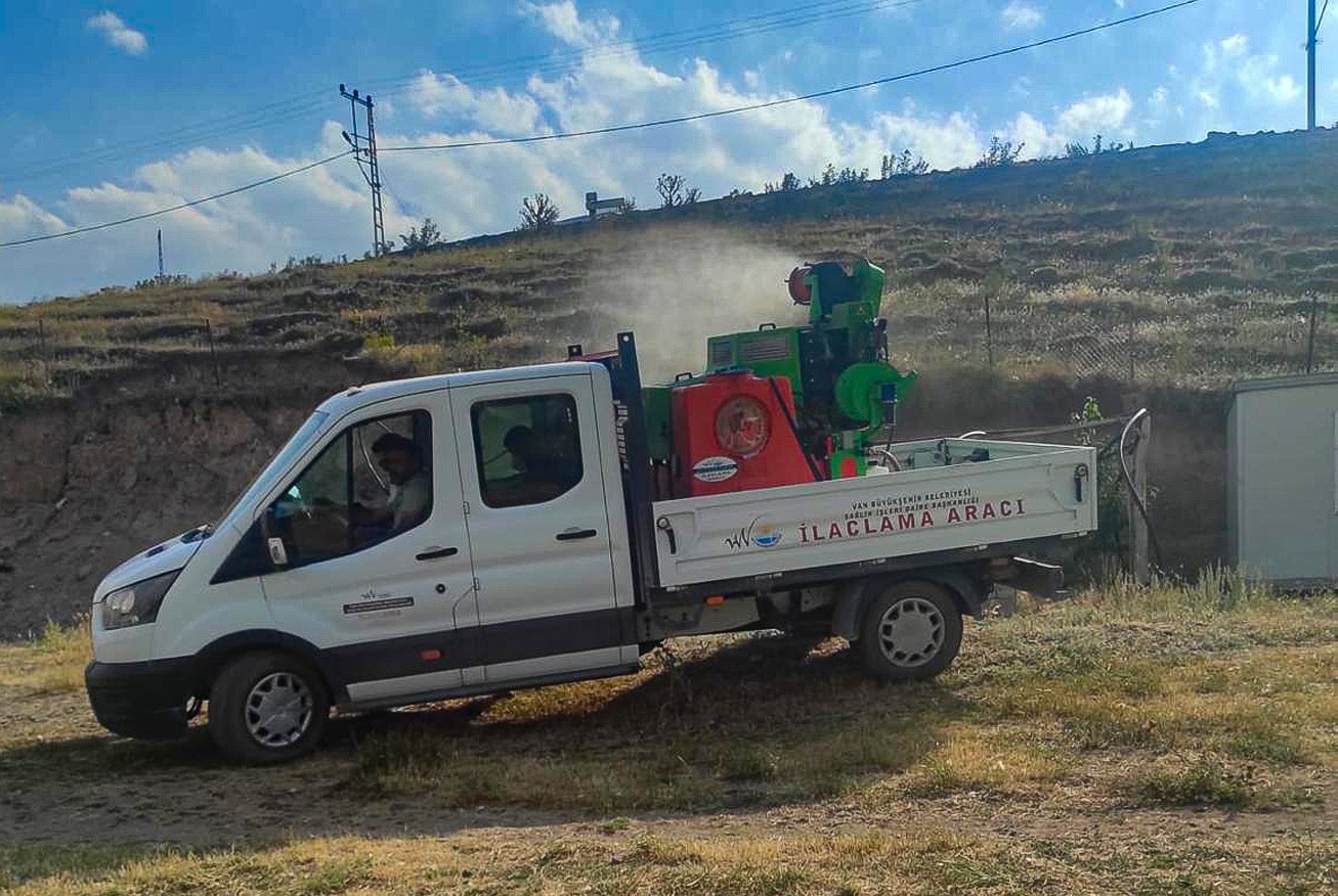 Büyükşehir Belediyesi bit ve pire istilasına uğrayan Saray ve Özalp'ı ilaçladı