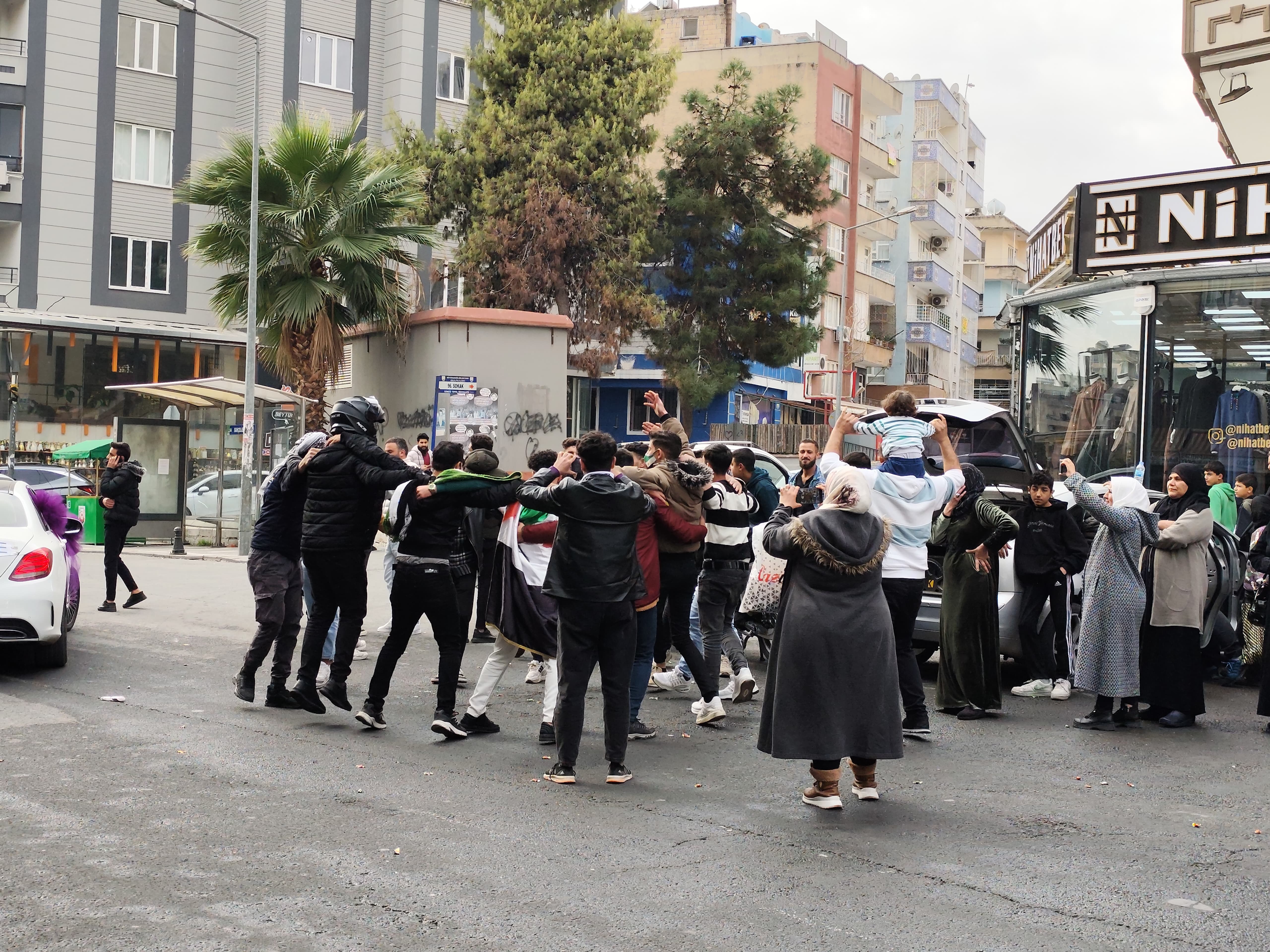 Şanlıurfa'da suriyeliler sabahın erken saatlerinde kutlama yapmaya başladılar.