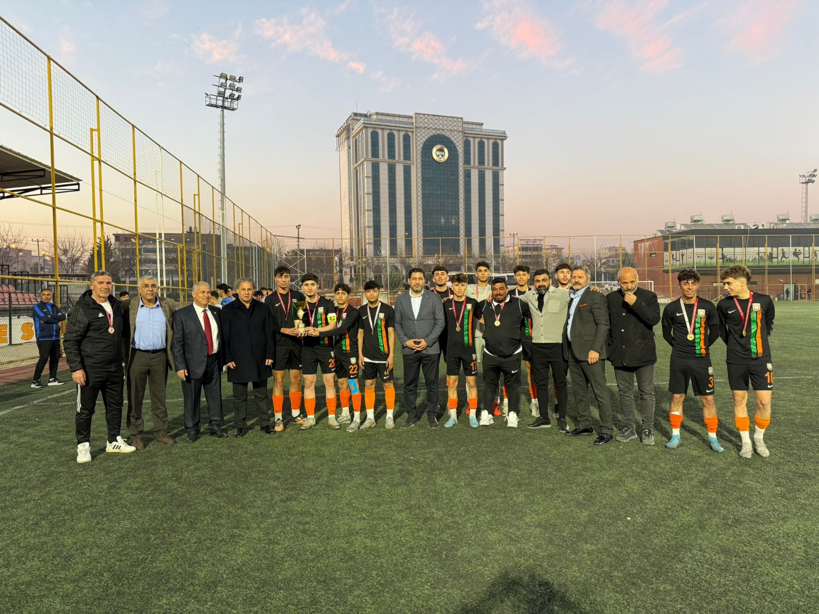  ŞANLIURFA BÜYÜKŞEHİR BELEDİYE SPOR U18 TAKIMI LİGİ LİDER OLARAK KAPATTI