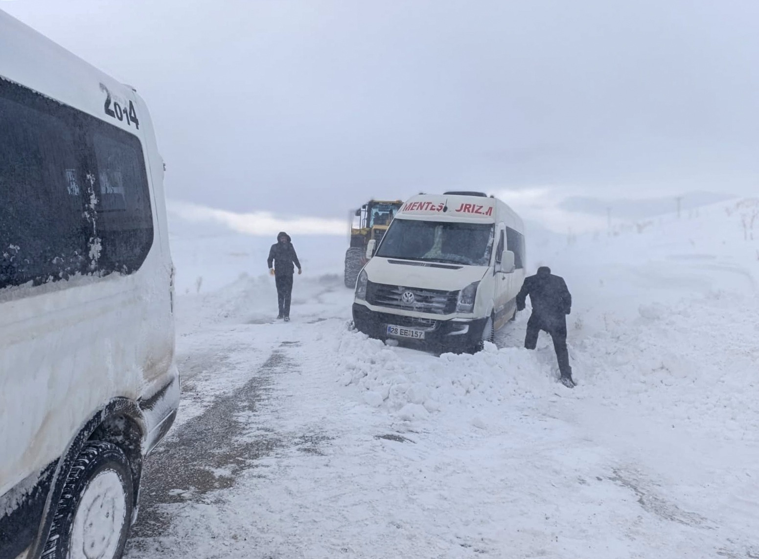 Büyükşehir Belediyesi ekipleri tipide mahsur kalan yurttaşları kurtardı