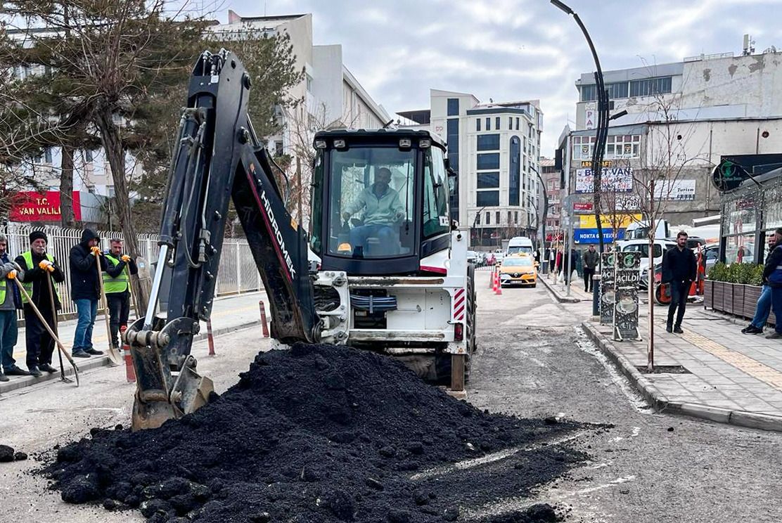 VAN BÜYÜKŞEHİR BELEDİYESİ BİR YANDAN YOL VE ALTYAPI ÇALIŞMASI BİR YANDAN DA KARLA MÜCADELE ÇALIŞMASI YÜRÜTÜYOR