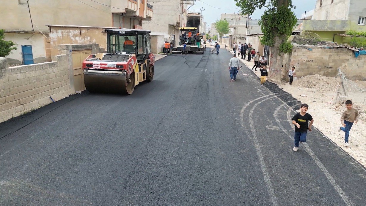 SURUÇ’UN ÇEHRESİ BÜYÜKŞEHİR’LE DEĞİŞİYOR SURUÇ’TA REMİL YOLU SICAK ASFALTLA YENİLENDİ