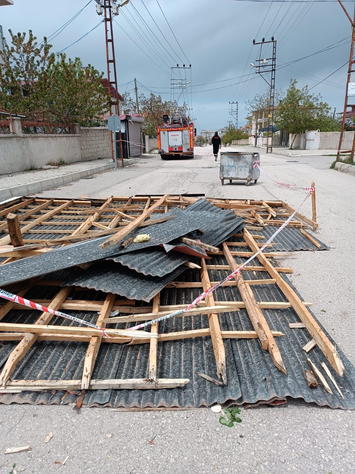 VAN BÜYÜKŞEHİR İTFAİYESİ ŞİDDETLİ FIRTINA SONRASI YOĞUN MESAİ HARCIYOR 