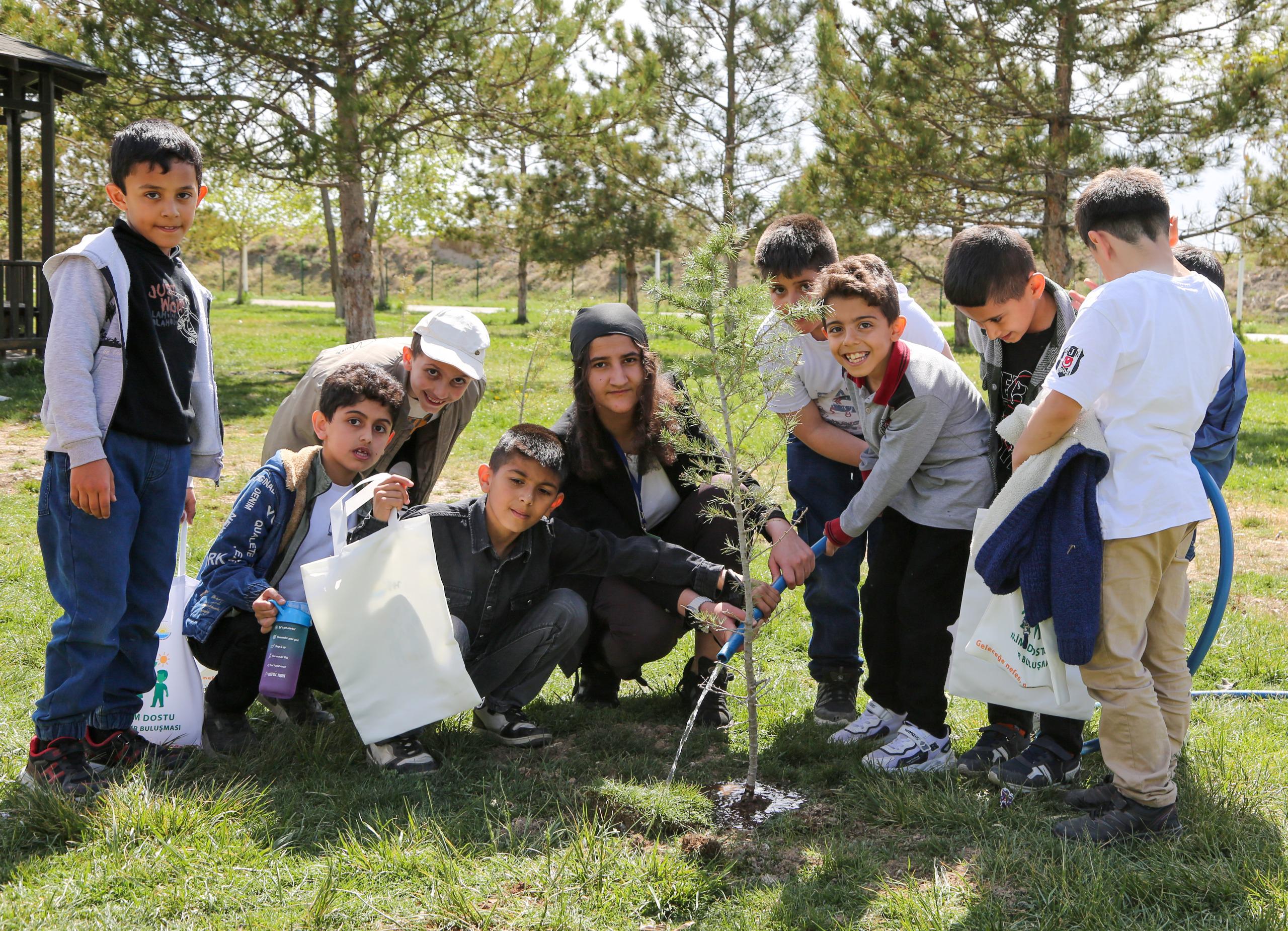 İLKOKUL ÖĞRENCİLERİ İKLİM DEĞİŞİKLİĞİNE DİKKAT ÇEKMEK İÇİN FİDAN DİKTİ