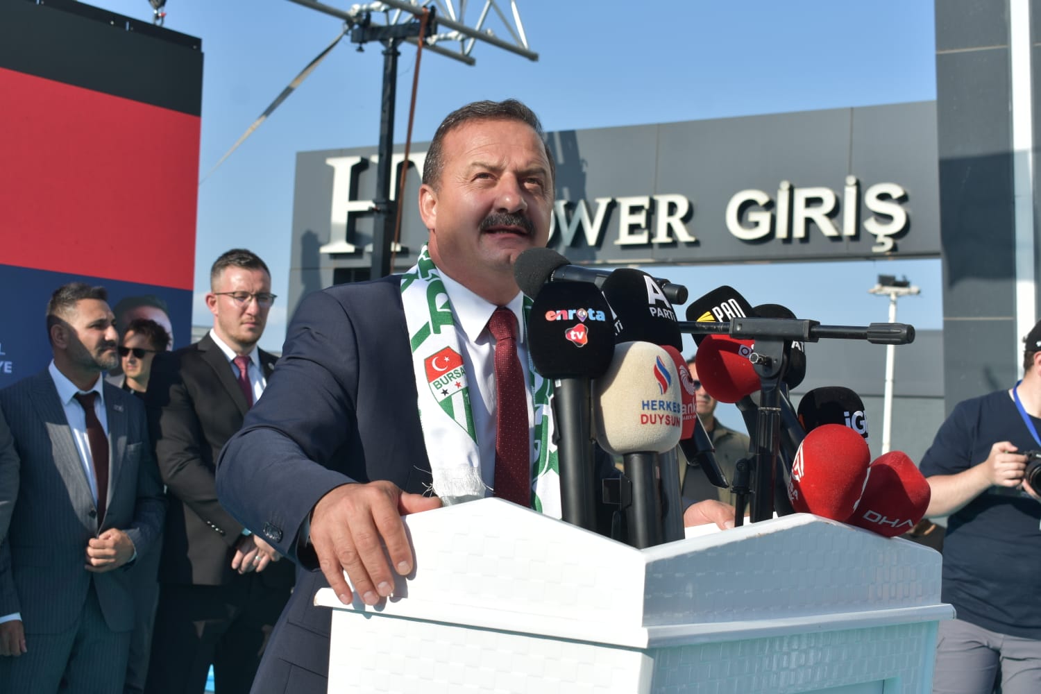 Anahtar Parti (A Parti) Genel Başkanı Yavuz Ağıralioğlu, Bursa'da esnaf ve partililerle bir araya geldi.