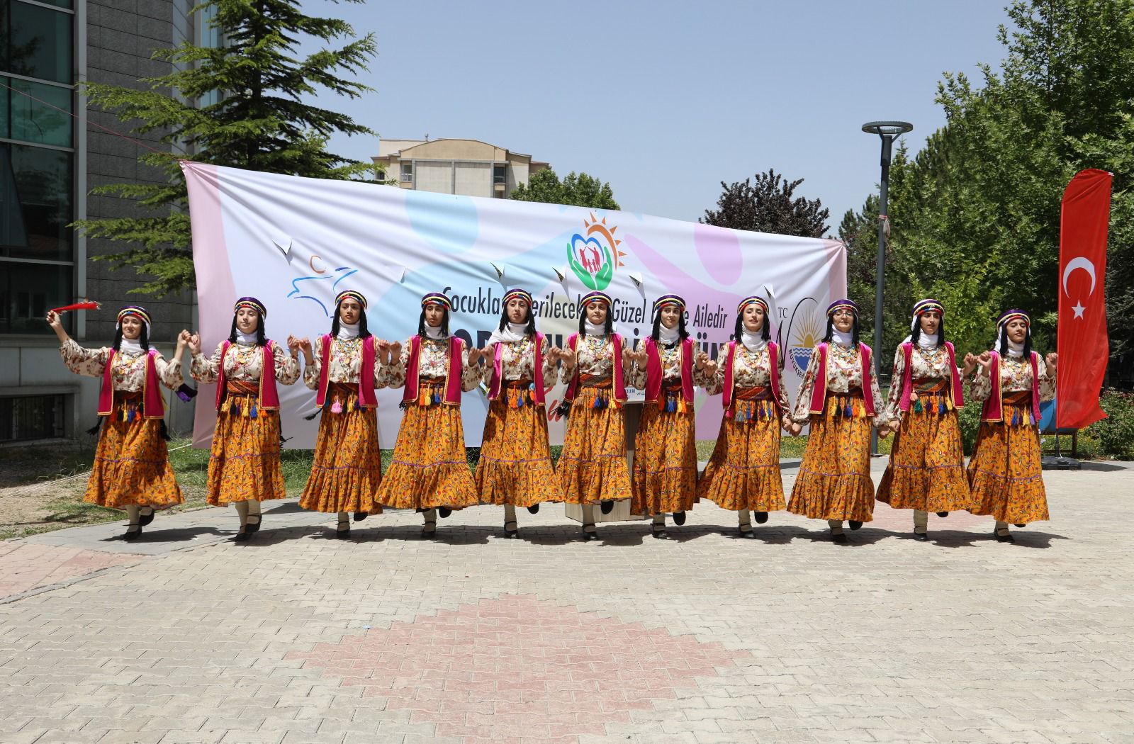 VAN’DA KORUYUCU AİLE GÜNÜ KORUYUCU AİLELER VE EVLATLARIYLA BİRLİKTE KUTLANDI