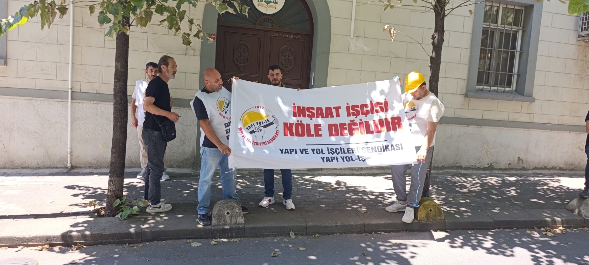 Hak Gaspına Karşı Direniş: Gözaltına Alınan İşçiler Saint Esperit Katedrali Önünde Eylemde