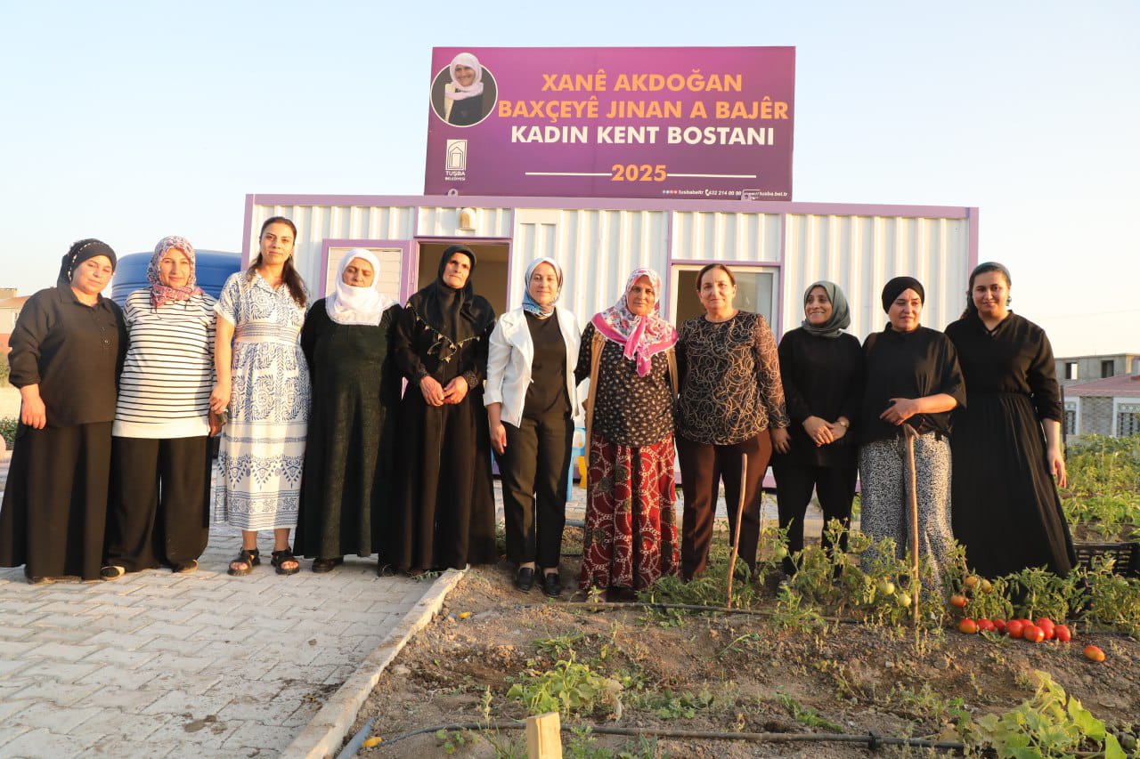 Tuşba Belediyesi ‘Xanê Akdoğan Kadın Kent Bostanı’nda hasat başladı