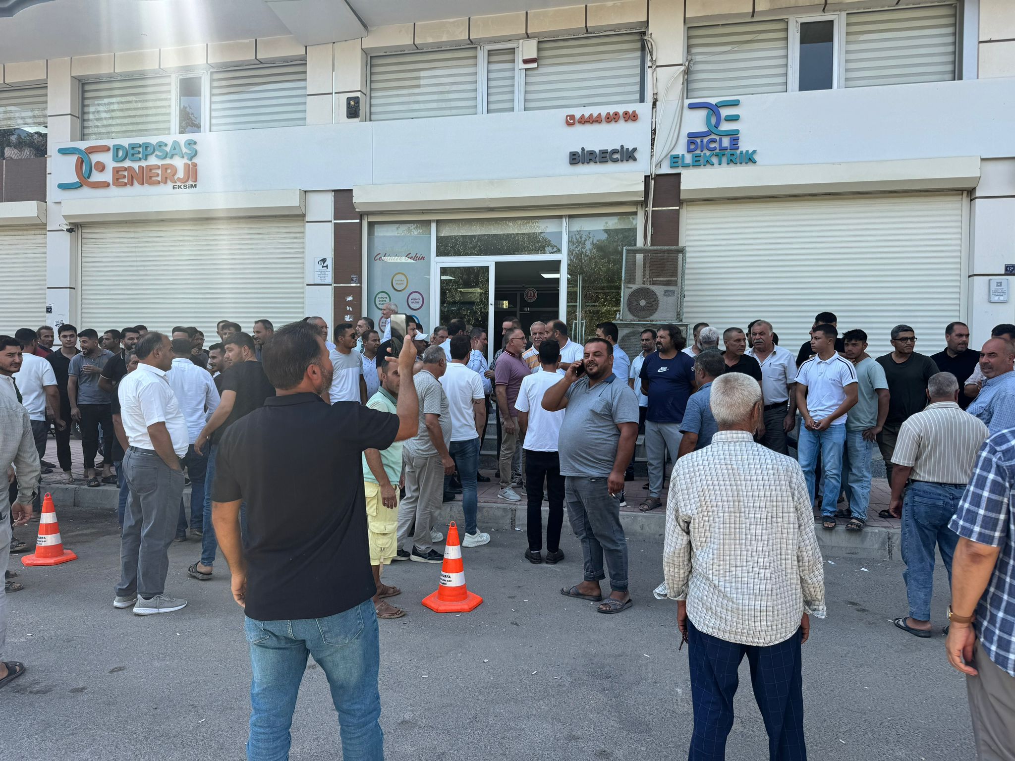 Birecik’te Elektrik ve Su Kesintileri Yetmedi, Ağır Faturalar Vatandaşı İsyan Ettirdi