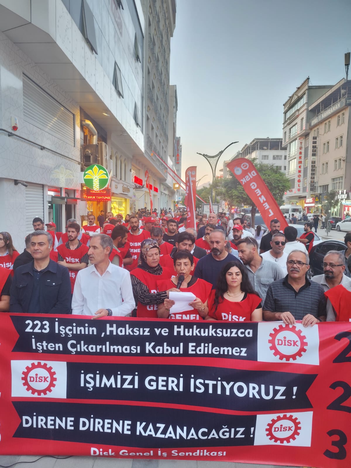 İşten çıkarılan işçiler işlerini geri istiyorlar