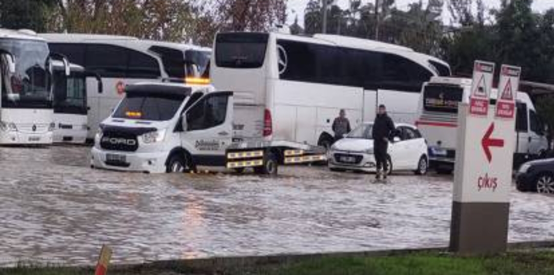 Şiddetli yağışta mahsur kalan 236 kişi kurtarıldı