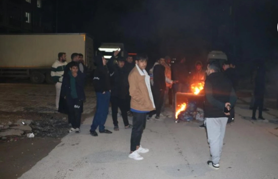 Elektrik kesintisi bezdirdi, mahalleli ateş yakıp yolu trafiğe kapattı