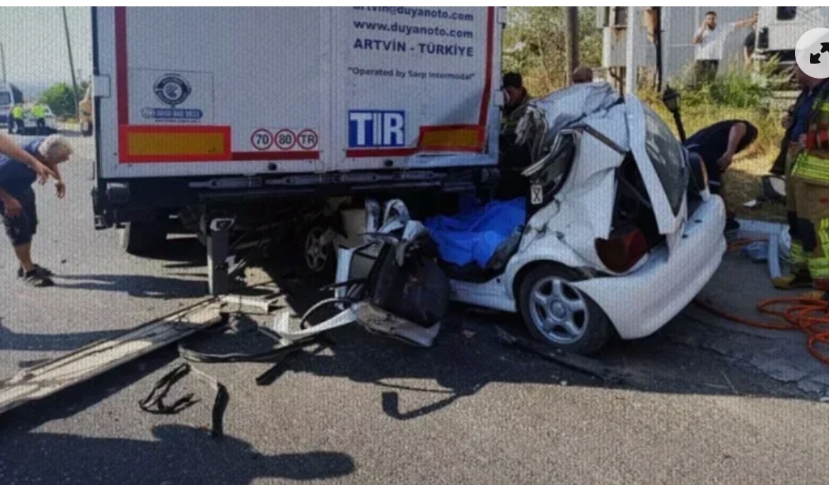 Manisa’da Feci Kaza: Otomobil TIR’a Çarptı, 2 Kuzen Hayatını Kaybetti*