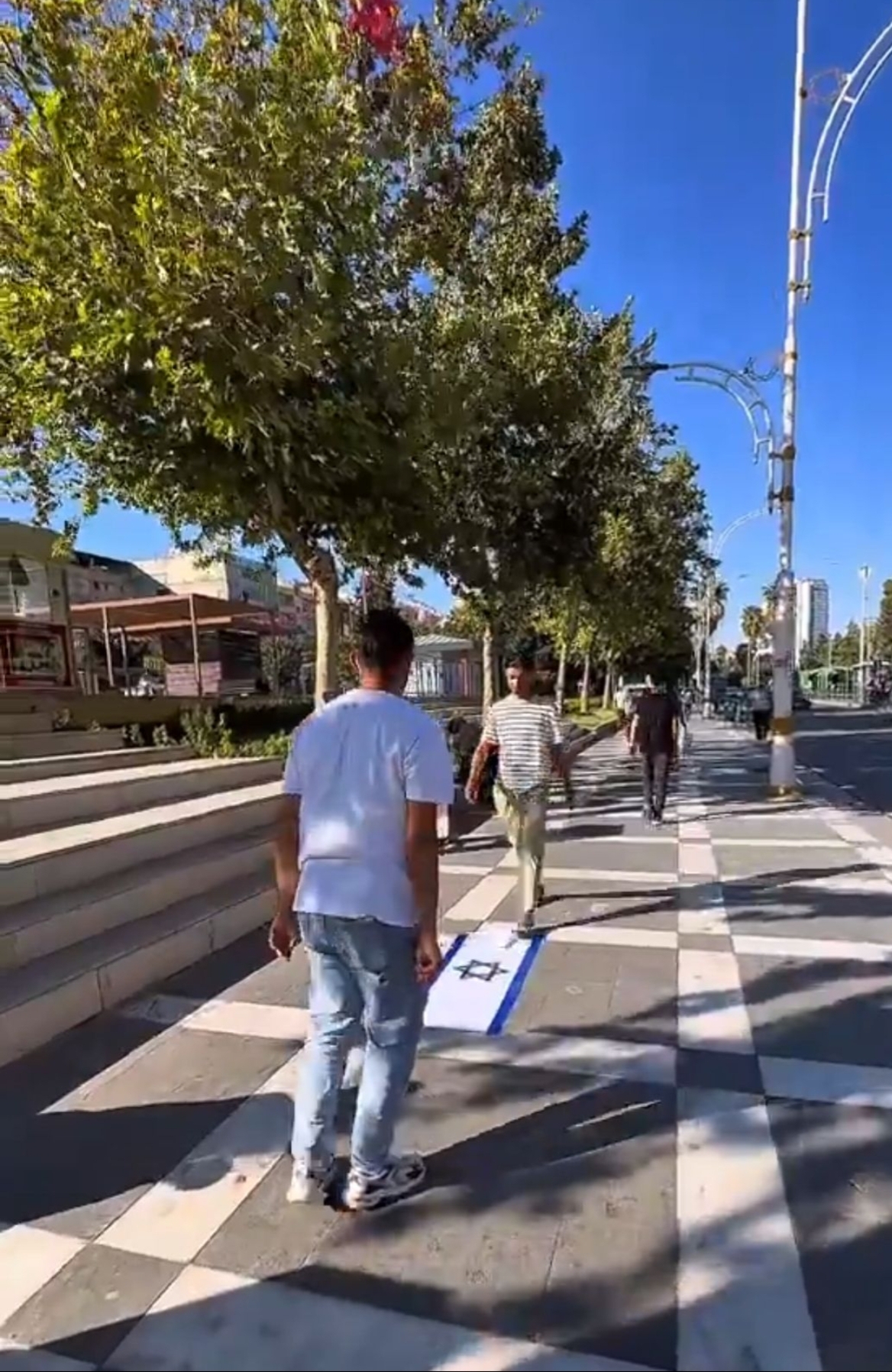 Şanlıurfa'da yere serilen İsrail Bayrağına vatandaşların tepkisi