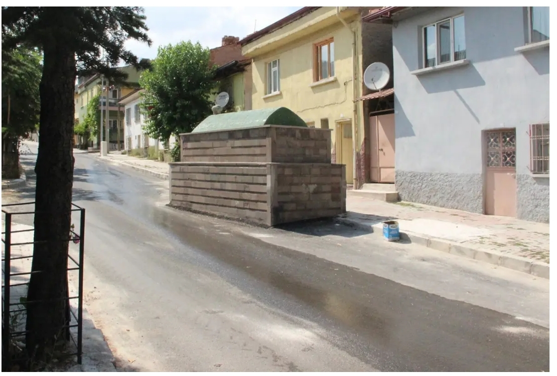 Yaşam60 yılı aşkındır yol ortasında duruyor, kaldırmaya çalışan kepçe kırılıyor