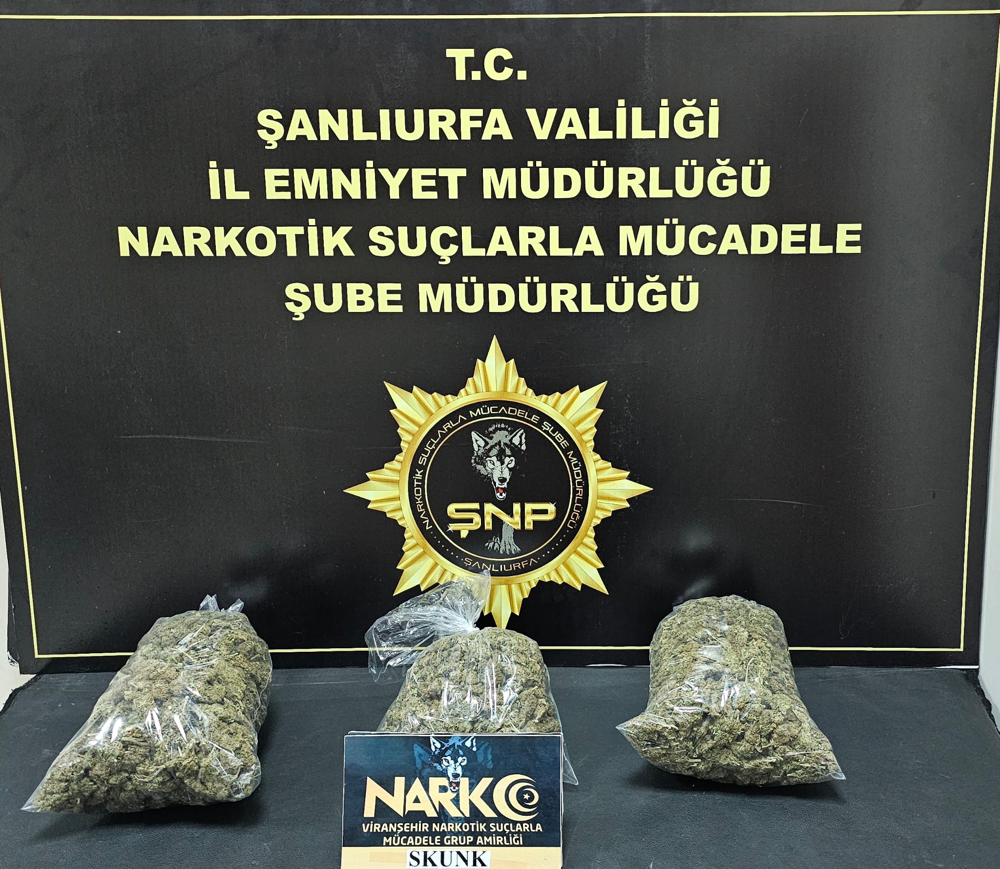 Şanlıurfa  yapılan aramalarda 2 Kilo 950 gram SKUNK maddesi ele geçirildi. 