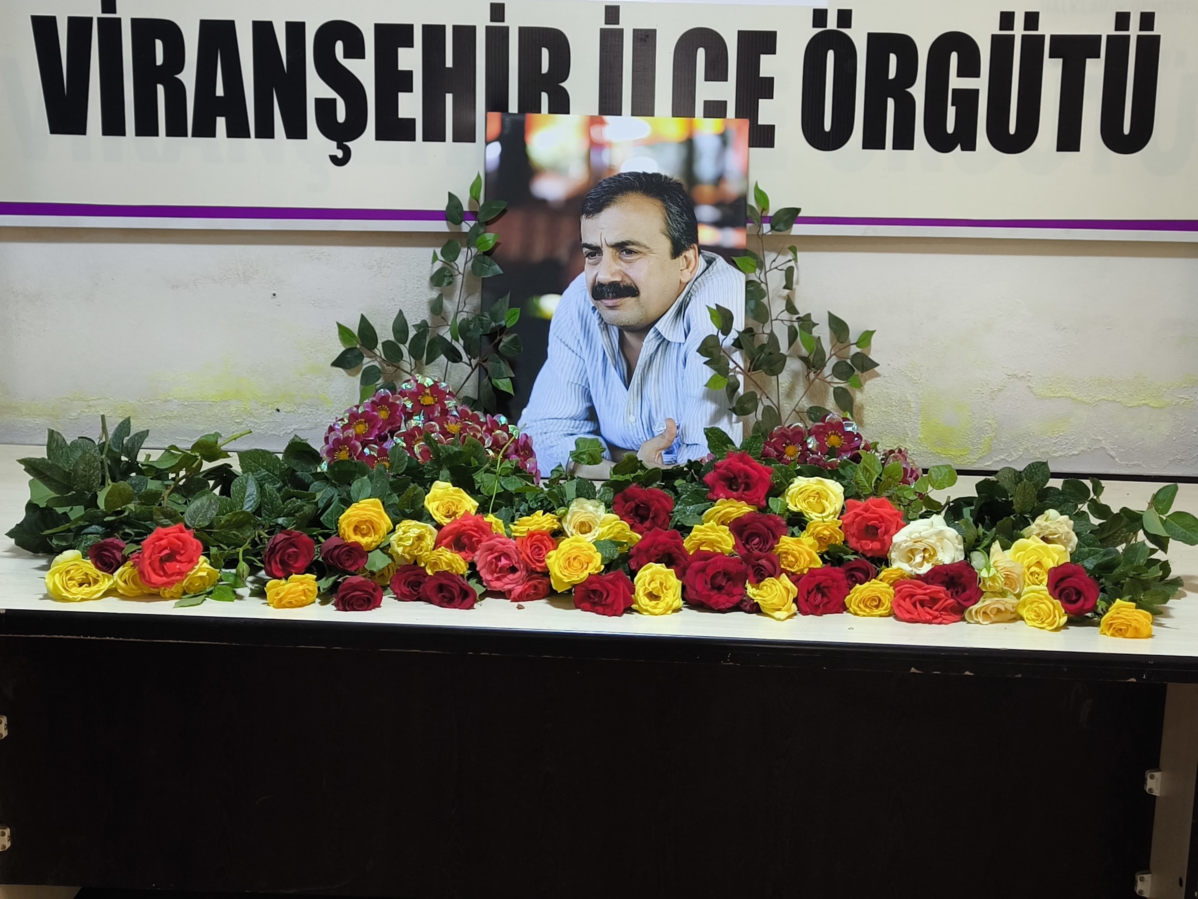 DEM PARTİ  3 gün taziyeler kabul edilecektir.