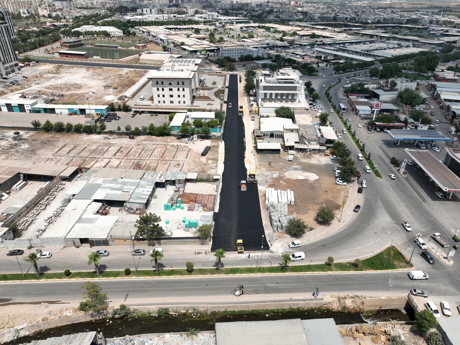  HALİLİYE KAYMAKAMLIĞI ÖNÜNDEKİ YOL SICAK ASFALTLA YENİLENİYOR