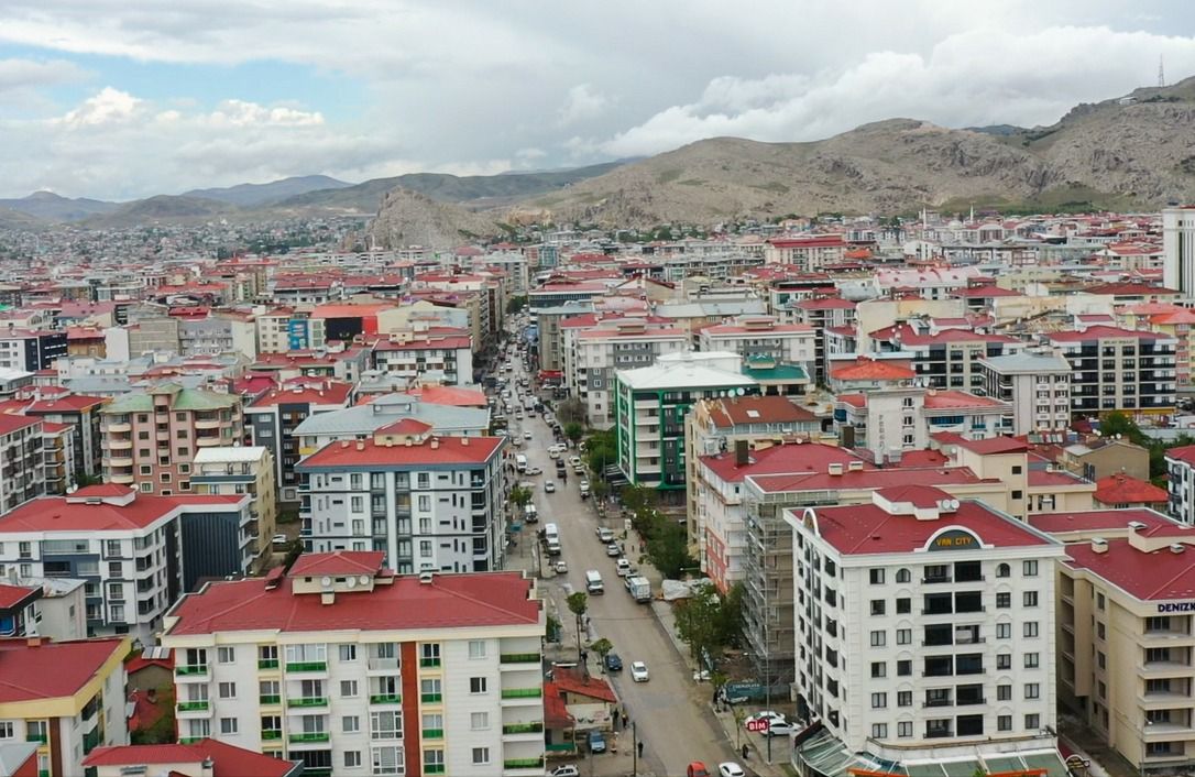 VAN BÜYÜKŞEHİR BELEDİYESİ ESKİ CEZAEVİ CADDESİNİ YENİLEYECEK 