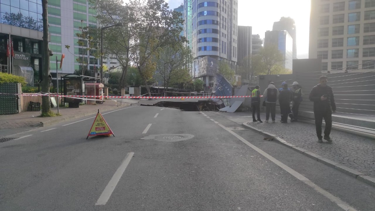 İstanbul Sarıyer'de Yol Çöktü: Eski Büyükdere Caddesi Trafiğe Kapatıldı  