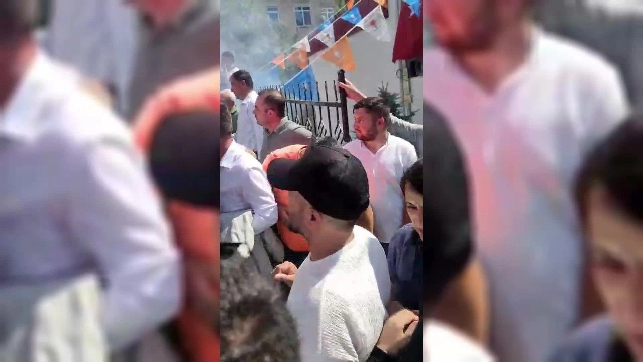 AK Partili Elitaş'a Kayseri'de protesto: Külliye'nin önünde kendimizi yakınca mı bizi duyacaksınız?