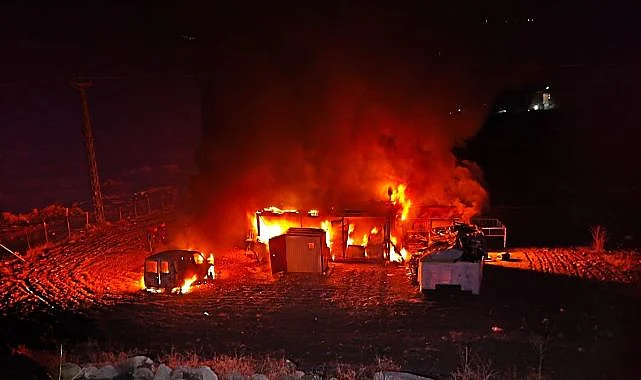 Boş arazide çıkan yangın geceyi aydınlattı