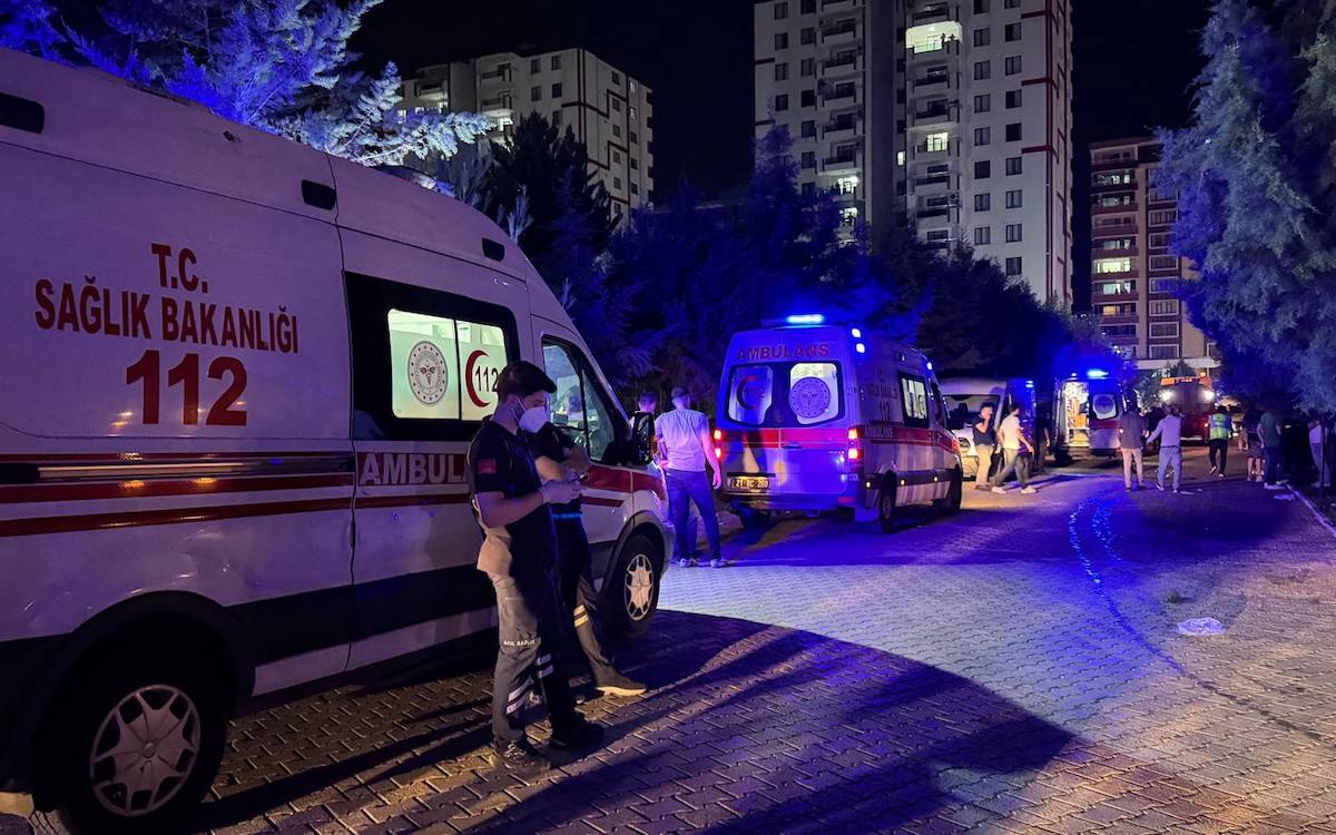 Diyarbakır'da 13 katlı binada yangın: 2'si çocuk 4 ölü, 13 yaralı